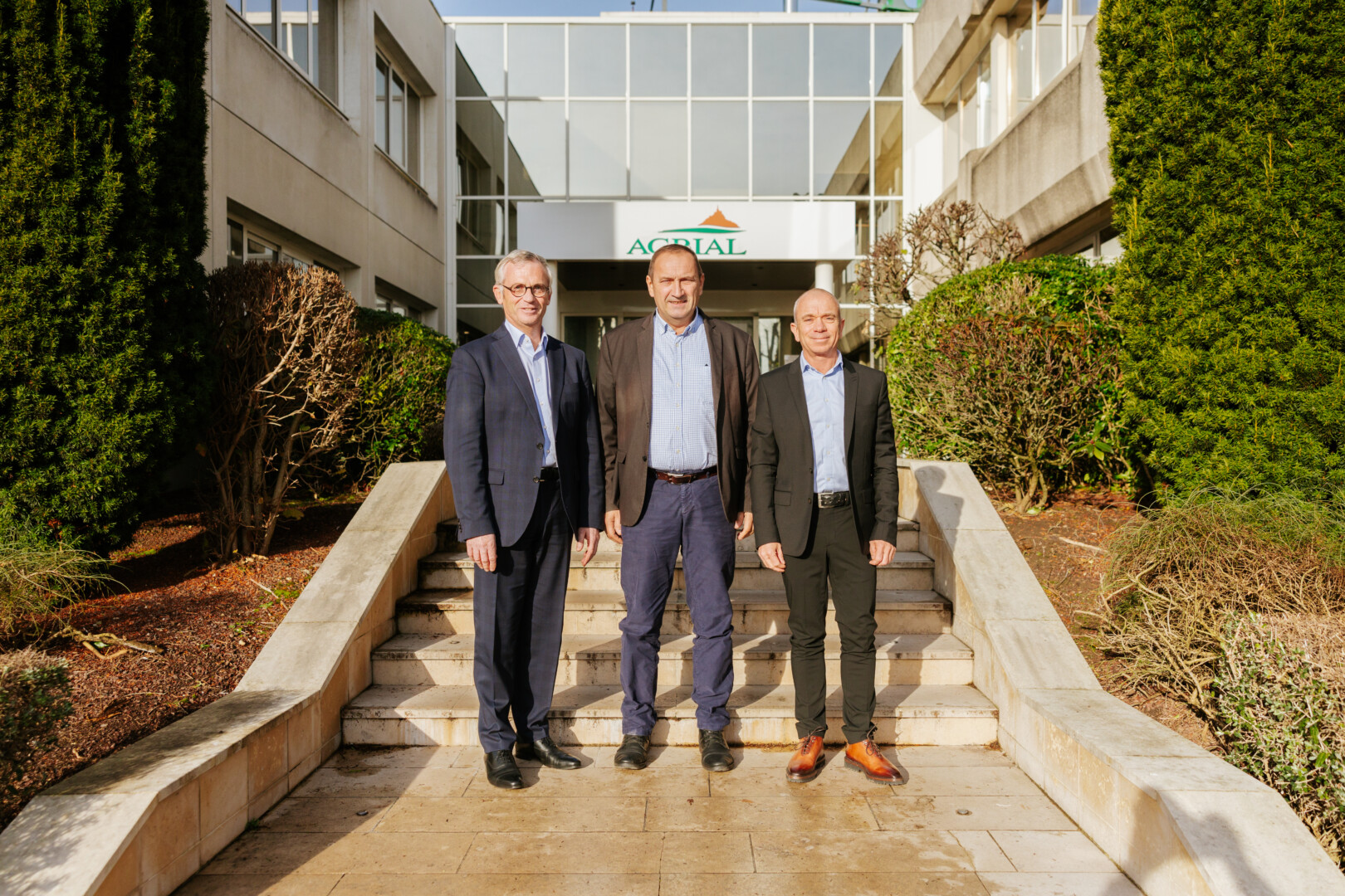 Ludovic Spiers, directeur général (en retraite depuis le 1er juillet), Bernard Guillard, président d’Agrial et Julien Heillaut, directeur général d’Agrial depuis le 1er juillet. ©Agrial